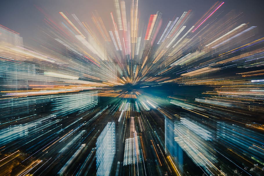 fotografia time-lapse, sfocatura, astratto, movimento, luce, sentiero leggero, zoom, velocità, città, paesaggio urbano, arte, notte, movimento sfocato, sfondi, futuristico, illuminato, moderno, luce - fenomeno naturale, lunga esposizione, scena urbana, defocused, blu, nessuno, all'aperto, vita di città, mezzi di trasporto, struttura costruita, 5K