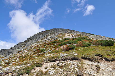 grøn, bjerg, blå, himmel, skyer, dagslys, dagtimerne, miljø, geologi, græs, landskab, bjerge, natur, udendørs, parkere, klipper, naturskøn, syn, sten, sky - himmel, scenics - natur, skønhed i naturen, rolig scene, plante, ro, dag, ingen mennesker, solid, ikke-urbane scene, klippe, rock-objekt, lav vinkel visning, halvtørre, bjergtop, 4K, CC0, offentligt domæne, royaltyfrie