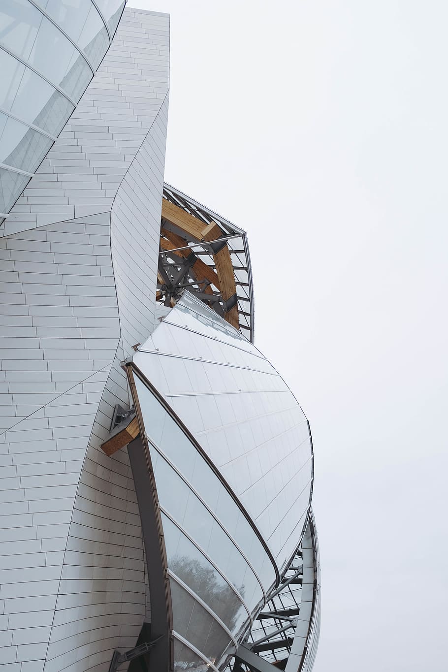 specchio grigio, costruzione, edificio per uffici, architettura, veicolo, mezzi di trasporto, barca, urbano, città, alto aumento, cittadina, corrimano, ringhiera, finestra, Torre, moto d'acqua, nave, Home decor, Teatro dell'opera, indietro, cielo, giorno, Inquadratura dal basso, struttura costruita, nessuno, natura, metallo, cielo sereno, scala, all'aperto, combustibile e produzione di energia, Colore bianco, turbina eolica, conservazione dell'ambiente, energia eolica, energia rinnovabile, industria, tecnologia, macchinario, 5K