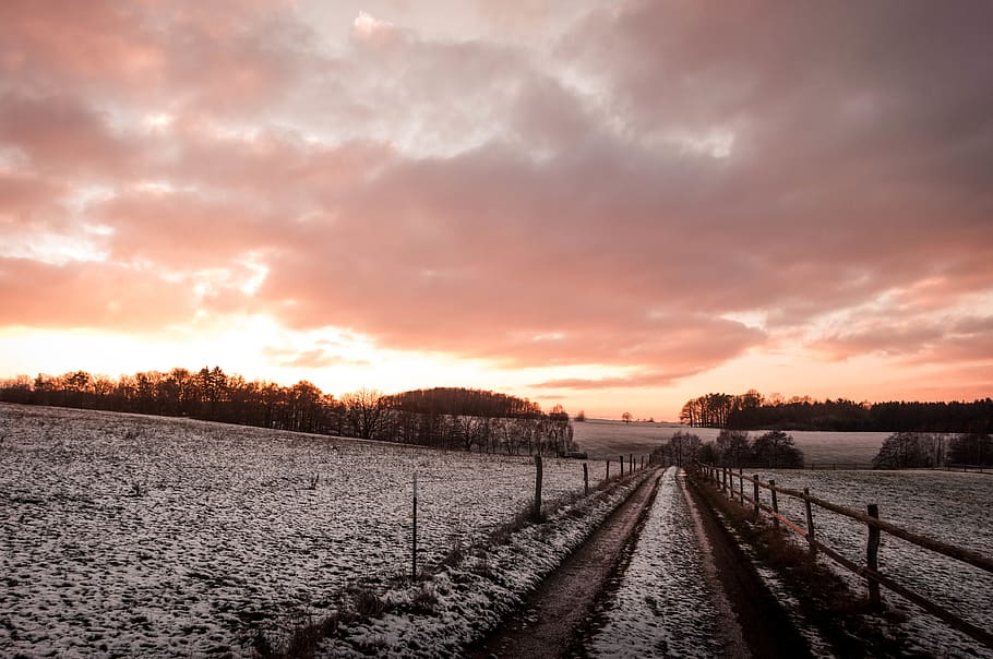 strada grigia vuota, natura, all'aperto, tramonto, la neve, Alba, paesaggio, inverno, strada, luce, bagliore, terra, pista, ghiaia, strada sterrata, cielo, luce del sole, sole, nevicata, freddo, lunatico, nuvola - cielo, mezzi di trasporto, scenics - natura, la tranquillità, bellezza nella natura, nessuno, scena tranquilla, ambiente, la strada davanti, direzione, scena rurale, cielo drammatico, prospettiva decrescente, 4K