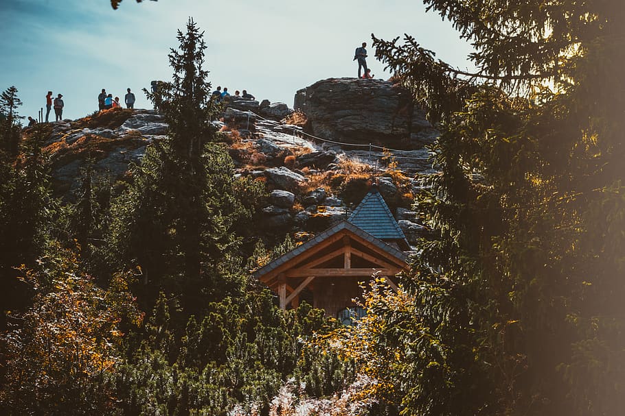 uomo, in piedi, scogliera, luminosa, cieli, nuvole, luce del giorno, ambiente, erba, paesaggio, montagna, natura, persone, rocce, panoramico, cielo, alberi, boschi, albero, pianta, architettura, struttura costruita, gruppo di persone, crescita, religione, giorno, persone reali, costruzione, credenza, esterno dell'edificio, luogo di culto, folla, all'aperto, uomini, viaggio, stili di vita, 4K