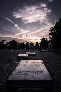 večer, západ slunce, mraky, nebe, krajina, cestovní ruch, architektura, městský, slavný, město, výlet, reggio emilia, Itálie, fontana, fontána, odraz, fialový, mrak - nebe, stavba, strom, exteriér budovy, Příroda, rostlina, Dějiny, voda, minulost, náhodné osoby, pamětní, soumrak, venku, vlajka, den, 4K, CC0, veřejná doména, bez autorských práv