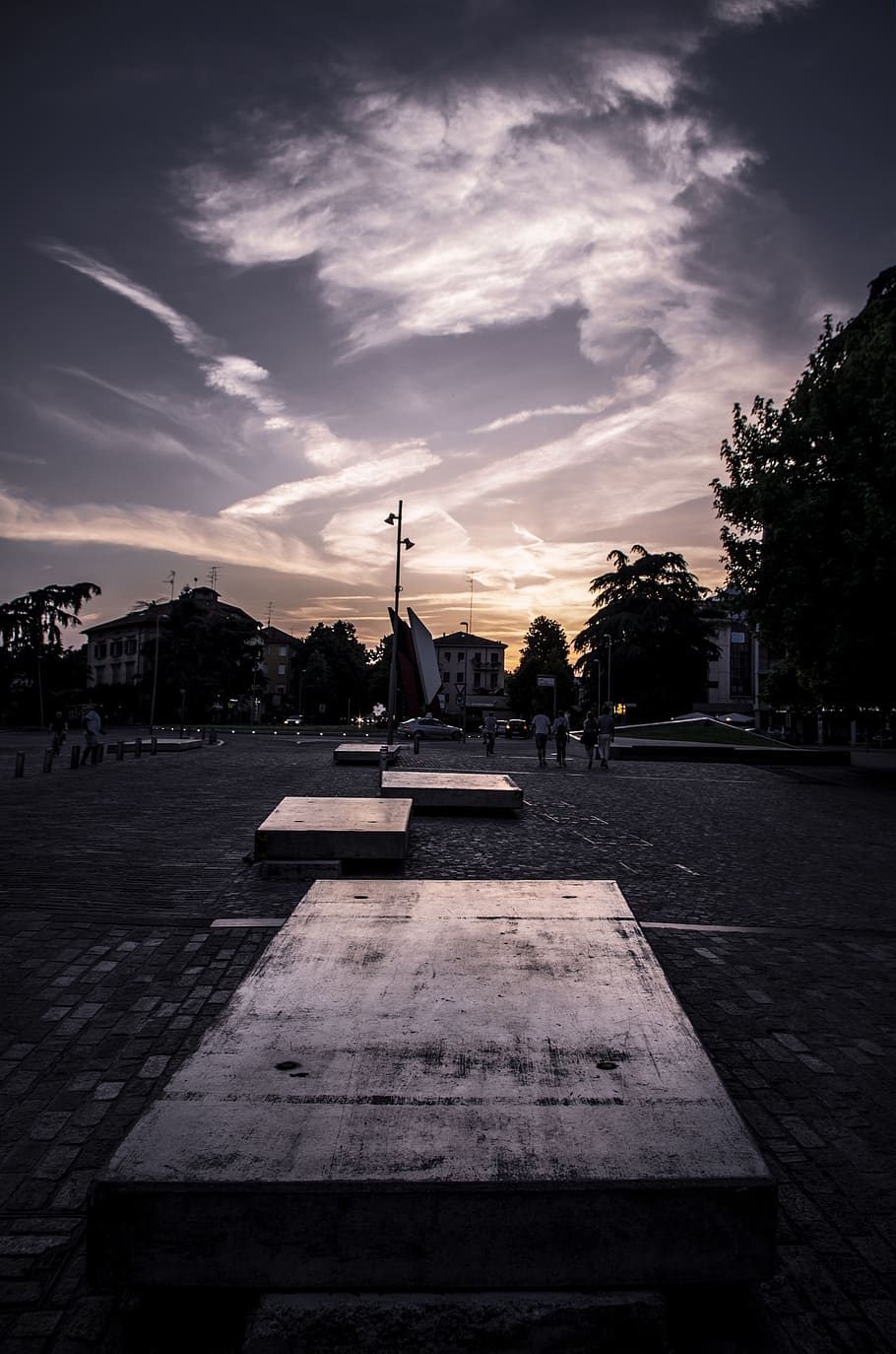 tarda, posta de sol, núvols, cel, paisatge, turisme, arquitectura, urbà, famós, ciutat, viatge, reggio emilia, Itàlia, fontana, Font, reflexió, violeta, núvol - cel, estructura construïda, arbre, exterior de l'edifici, naturalesa, planta, història, aigua, el passat, persones incidentals, memorial, vespre, a l'aire lliure, bandera, dia, 4K