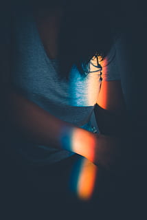 prisma, een persoon, binnenshuis, jonge volwassene, levensstijlen, echte mensen, volwassen, vooraanzicht, jonge vrouwen, vrouw, vrijetijdsbesteding, hoofdschot, verlicht, detailopname, licht - natuurverschijnsel, portret, casual kleding, huiskamer, donker, bril, kapsel, 4K, CC0, publiek domein, royaltyvrij