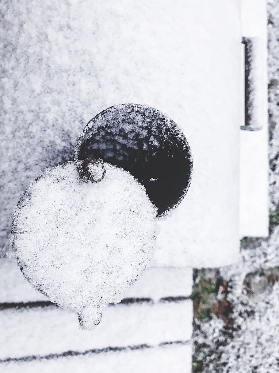 grătar, iarnă, zăpadă, curte, cristale de zăpadă, cristal, cristale, temperatura rece, a închide, culoare alba, zi, natură, să se concentreze asupra primelor elemente, nici o persoana, în aer liber, om de zapada, bulgare de zapada, îngheţat, acoperire, reprezentare, vreme extrema, ninsorile, mănușă, arhitectură, haine calde, 2K