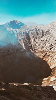 Cadenas montañosas, montaña, al aire libre, naturaleza, cordillera, bromo tengger semeru parque nacional, Indonesia, cañón, cráter, volcán, niebla, pico, meseta, pájaro, animal, paisaje, sombra, rock, cielo azul, verano, paisajes - naturaleza, belleza en la naturaleza, ambiente, escena no urbana, geología, escena tranquila, día, geografía Física, nadie, cielo, tranquilidad, luz del sol, destinos de viaje, remoto, tierra, formacion de roca, clima, cráter volcánico, clima árido, formación, 4K, CC0, dominio público, libre de derechos