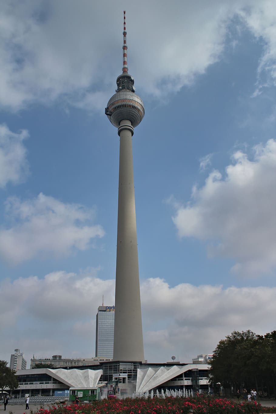 arhitectură, clădire, turn, uman, persoană, monument, Berlin, Germania, tv turn, clopotniţă, turlă, stâlp, coloană, restaurant, Reper, turnul de control, obelisc, urban, plantă, far, construită, cer, exteriorul clădirii, oraș, nor - cer, înalt - înalt, turism, călătorie, destinații de călătorie, vedere unghiulară joasă, natură, comunicare, zi, nici o persoana, în aer liber, comunicații globale, 5K