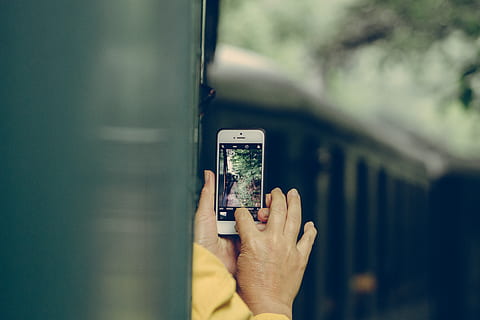 persona que fa servir iphone, mà humana, celebració, mà, una persona, tecnologia, telèfon intel·ligent, tecnologia sense fils, fotografiar, temes de fotografia, dispositiu d’informació portàtil, comunicació, telèfon mòbil, part del cos humà, activitat, dia, persones reals, pantalla, a l'aire lliure, estils de vida, dit, 4K, CC0, domini públic, lliure de regalies