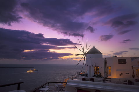 Weiß, Beton, Gebäude, Ozean, Wasser, Wolkengebilde, Sonnenuntergang, Sonnenaufgang, Windmühle, Meer, die Architektur, draußen, Strand, Küste, Boot, segeln, warm, wunderschönen, violett, Blau, Beleuchtung, Ambiente, Himmel, Urlaube, Reise, Natur, Sommer-, Dämmerung, Insel, Wasserfahrzeug, Ägäisches Meer, Hafen, Griechenland, Nacht-, Tourismus, szenen, Sonne, wolke - himmel, Reiseziele, seelandschaft, Mittelmeer, Sonnenlicht, Landschaft, Europa, keine Leute, Schönheit in der Natur, Kykladen-Inseln, Horizont über Wasser, Sonnenaufgang - Morgendämmerung, 5K, CC0, gemeinfrei, lizenzfrei