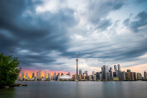 torre d’agulla espacial, edifici, ciutat, urbà, toronto, centre island, aigua, cel, núvol, Canadà, tempesta, posta de sol, sortida del sol, arbre, riu, gratacels, torre, centre de la ciutat, oceà, Riba, exterior de l'edifici, núvol - cel, arquitectura, estructura construïda, exterior d’edifici d’oficines, horitzó urbà, paisatge, paisatge urbà, davant del mar, modern, alta - alta, naturalesa, cap gent, a l'aire lliure, districte financer, fletxa, 2K, CC0, domini públic, lliure de regalies