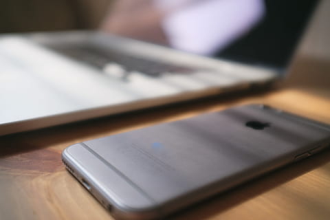 iphone, macbook, pro, æble, sort, meddelelse, computer, digital, grå, internet, iphone 6, bærbar, mac, mobil, mobilitet, netværk, online, pc, sølv, tech, teknologi, træ, arbejde, trådløs teknologi, forbindelse, indendørs, tæt på, selektiv fokusering, bærbarhed, voksen, bord, mobiltelefon, computer netværk, fokus på forgrunden, digital tablet, telefon, mennesker, smart telefon, note pad, elektronisk arrangør, tastatur, 4K, CC0, offentligt domæne, royaltyfrie