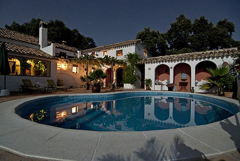 piscina, cortile, villa, Casa, archi, tetto, ricco, stelle, notte, sedie, herpes zoster, architettura, struttura costruita, albero, acqua, esterno dell'edificio, pianta, natura, illuminato, riflessione, nessuno, costruzione, cielo, all'aperto, arco, lusso, destinazioni di viaggio, 4K, CC0, dominio pubblico, privo di copyright