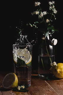 Průhledná, nápojová sklenice, naplněné, voda, nakrájený, Limetka, napít se, splash, kapalný, studio, citrón, ovoce, stálý život, láhev, sklenka, temný, dřevo, jídlo, alkohol, koktejl, led, citrusové ovoce, svěžest, dřevo - materiál, list, stůl, rum, zelená barva, teplota za studena, lístek máty - kulinářské, soda, detail, obloha, sklo - materiál, žlutá, občerstvení, šťáva, whisky, zneužití alkoholu, nikdo, mojito, plátek, pozadí, bar - pití, vodka, Příroda, tonická voda, 5K, CC0, veřejná doména, bez autorských práv