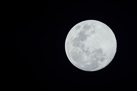 exibição de lua cheia, noite, lua, espaço, astronomia, lua cheia, céu, círculo, forma geométrica, lua planetária, superfície da lua, ninguém, copie o espaço, forma, beleza na natureza, natureza, scenics - natureza, tranquilidade, esfera, Sombrio, ao ar livre, espaço e astronomia, luar, 5K, CC0, domínio público, royalty free