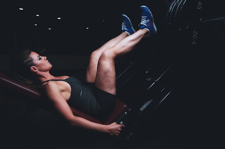formació, premeu, cames, fer exercici, aptitud, exercici, esport, gimnàs, fort, jove, dona, persona, saludable, estil de vida, cos, en forma, muscular, estudi, atleta, equipament, força, femella, actiu, poder, una persona, persones reals, a l'interior, nit, estils de vida, adult jove, fons negre, tres quarts de longitud, homes, home jove, música, longitud completa, roba casual, cultura i entreteniment artístic, dones joves, celebració, il·luminat, activitat d'oci, vida nocturna, 4K