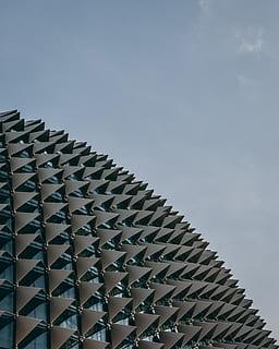 graues stacheliges Gebäude, Dreieck, die Architektur, Gebäude, Himmel, Dach, Außen, Muster, draußen, Natur, Kugel, modern, Blau, minimal, Scharf, Ecke, Winkel, Design, Detail, Kuppel, Turm, Flachwinkelansicht, in einer Reihe, gebaute Struktur, Tag, Gebäudehülle, keine Leute, Wiederholung, kopieren sie platz, Auftrag, wolke - himmel, architektonisches Merkmal, Dachziegel, 4K, CC0, gemeinfrei, lizenzfrei