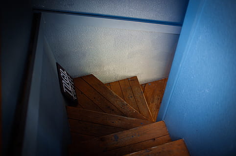 le scale, bar, interno, blu, scala, gradini e scale, architettura, in casa, struttura costruita, ringhiera, nessuno, vista dall'alto, caratteristica della parete, legno - materiale, giorno, costruzione, scala a chiocciola, direttamente sopra, modello, porta, spirale, interno di casa, Entrata, 4K, CC0, dominio pubblico, privo di copyright