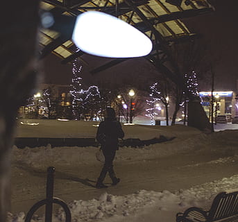 Canadá, goderich, neve, luzes, noite, caminhando, iluminado, cidade, pessoas reais, uma pessoa, arquitetura, rua, inverno, estilos de vida, temperatura fria, transporte, comprimento total, equipamento de iluminação, exterior do edifício, estrutura construída, atividade de lazer, iluminação pública, ao ar livre, leve, roupas quentes, 2K, CC0, domínio público, royalty free