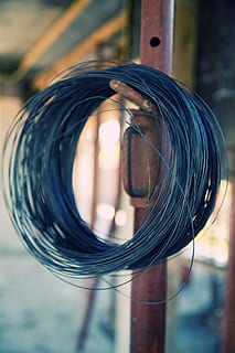 construction, fil de renforcement, travail, objet, se concentrer sur le premier plan, fermer, câble, La technologie, spirale, personne, journée, enroulé, nature morte, électricité, à l'intérieur, mise au point sélective, modèle, verre - matériel, bleu, métal, attaché, objet unique, équipement électrique, source de courant, emmêlé, 5K, CC0, domaine public, libre de droits