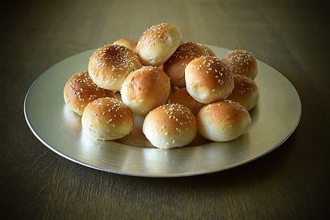 maro, pâine, farfurie, coace, chifle, a închide, delicios, aromă, alimente, nutriție, seminte de susan, mic, natură moartă, gustos, mancare si bautura, prospeţime, masa, în interior, nici o persoana, gata să mănânce, vedere în unghi mare, lemn - material, copt, bunăstare, mâncat sănătos, mâncare dulce, dulce, să se concentreze asupra primelor elemente, indulgenţă, ispită, 4K, CC0, domeniu public, fără drepturi de autor