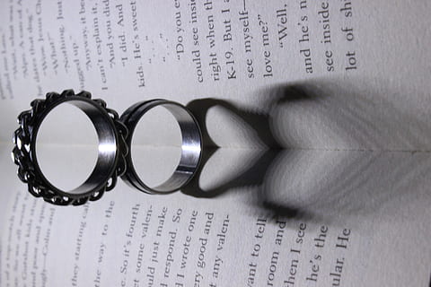 bague, deux anneaux, livre, ombre, papier, texte, éducation, publication, la communication, à l'intérieur, page, apprentissage, fermer, nombre, personne, la musique, document, nature morte, culture artistique et divertissement, vue grand angle, mise au point sélective, drap, en train d'étudier, 5K, CC0, domaine public, libre de droits
