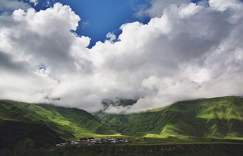 dal, hvid, skyer, Sky, himmel, natur, udendørs, vejr, bjerg, hail al shimaliyya st, Seeb, Oman, landskab, cumulus, grøn, overskyet, sollys, skygge, græsarealer, Mark, træ, flora, sky - himmel, scenics - natur, skønhed i naturen, rolig scene, ro, miljø, grøn farve, ikke-urbane scene, dag, jord, ingen mennesker, idyllisk, rejse, 4K, CC0, offentligt domæne, royaltyfrie