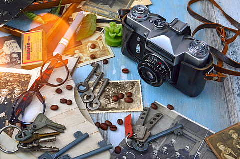 negro, gris, cámara, llaves maestras, Correa de la camara, clásico, granos de café, monitor, equipo, gafas, llaves, antiguo, papel, foto, imágenes, retro, acero, tecnología, vendimia, vista de alto ángulo, directamente arriba, adentro, naturaleza muerta, gran grupo de objetos, tijeras, mesa, Herramienta de trabajo, elección, nadie, estilo retro, variación, camara - equipo fotografico, temas de fotografia, herramienta, herramienta de mano, colección, 5K, CC0, dominio público, libre de derechos