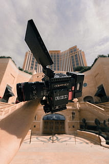 persona, detenzione, nero, grigio, videocamera, bianca, cielo, giorno, telecamera, oggetto, mano, costruzione, porta, pov, punto di vista, avvicinamento, attrezzatura cinematografica, canone, viaggio, Hotel, cinema, direttore della fotografia, regista, macchina da presa, film, macchina fotografica - attrezzatura fotografica, tecnologia, attrezzatura, industria, all'aperto, 5K, CC0, dominio pubblico, privo di copyright