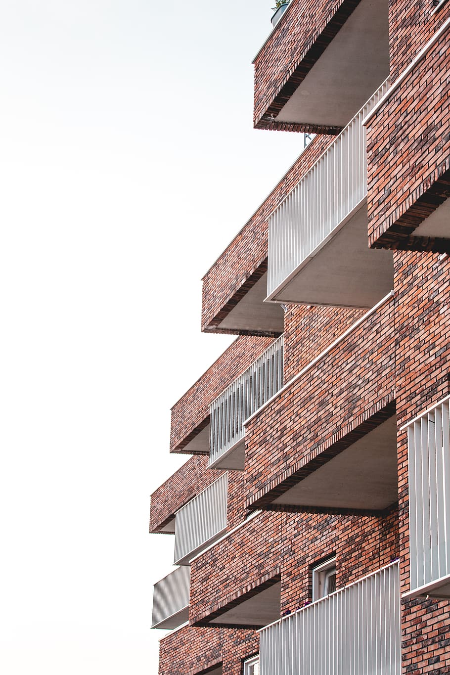 edifici pintat de color marró, estructura construïda, arquitectura, exterior de l'edifici, vista d’angle baix, cel, cel clar, cap gent, edifici, dia, naturalesa, barri residencial, finestra, còpia espai, a l'aire lliure, ciutat, patró, casa, marró, exterior d’edifici d’oficines, apartament, 5K