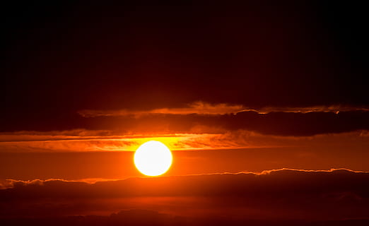 złoty, fotografia godzinowa, chmury, jasny, forma chmur, cloudscape, ciemny, ciemne chmury, świt, dramatyczny, wieczór, Wieczorne niebo, złoto, niebo, światło, zachodzące słońce, słońce, zachód słońca, pogoda, chmura - niebo, piękno natury, Natura, światło słoneczne, dramatyczne niebo, scenics - natura, okrąg, środowisko, żółty, kolor pomarańczowy, kształt geometryczny, groza, spokój, kształt, idylliczny, żadnych ludzi, na dworze, astronomia, jasno oświetlone, 5K, CC0, domena publiczna, darmowe zdjęcia