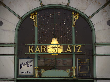 finestra de la botiga de karlsplatz, llum, Austràlia, viena, cafeteria, il·luminació, a l'interior, disseny d'interiors, màquina, va parlar, menjar, edifici, transport, fanal, finestra, vehicle, arquitectura, vell, estructura construïda, cap gent, comunicació, il·luminat, text, vidre - material, equips d’il·luminació, arc, metall, exterior de l'edifici, transparent, a l'aire lliure, dia, vista d’angle baix, el passat, guió occidental, patró, sostre, 2K, CC0, domini públic, lliure de regalies