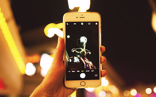 persona, kurai ir iPhone, iphone, makro, ekrānā, viedtālrunis, tehnoloģijas, cilvēka roku, roka, saimniecība, cilvēka ķermeņa daļa, Mobilais telefons, bezvadu tehnoloģija, portatīvo informācijas ierīci, komunikāciju, tuvplāns, fotografēšanas tēmas, darbību, fotoattēlu ziņapmaiņa, koncentrēties uz jaunajām zināšanām, savienojumu, fotografēšana, viens cilvēks, izgaismots, digitālā kamera, sociālais tīkls, pirkstu, 5K, CC0, publiskais domēns, bez atlīdzības