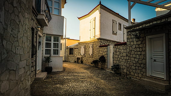 sti mellem hus, bygning, gade, by, balkon, gyde, vej, by-, Kalkun, Alaçatı, mursten, brosten, sti, fortov, gangbro, sten-, sollys, hus, arkitektur, bygning udvendig, bygget struktur, boligområde, ingen mennesker, retning, vejen frem, himmel, smal, natur, vindue, dag, udendørs, 5K, CC0, offentligt domæne, royaltyfrie