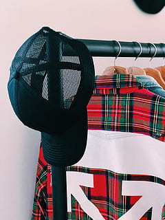 schwarze Netzkappe, bekleidung, Kleidung, Tartan, Plaid, nicht-gerade weiss, Mode, Hut, High Fashion, Kleider, nike, Cull und Nguyen, Kapuze, Möbel, Rock, Kilt, Boutique, Geschäft, Sweatshirt, Mantel, rot, keine Leute, hängend, Nahansicht, Tag, Himmel, draußen, Sicherheit, Sport, Metall, Abwesenheit, Textil-, Muster, Flachwinkelansicht, mehrfarbig, klarer Himmel, Kunst, Kultur und Unterhaltung, in einer Reihe, 4K, CC0, gemeinfrei, lizenzfrei