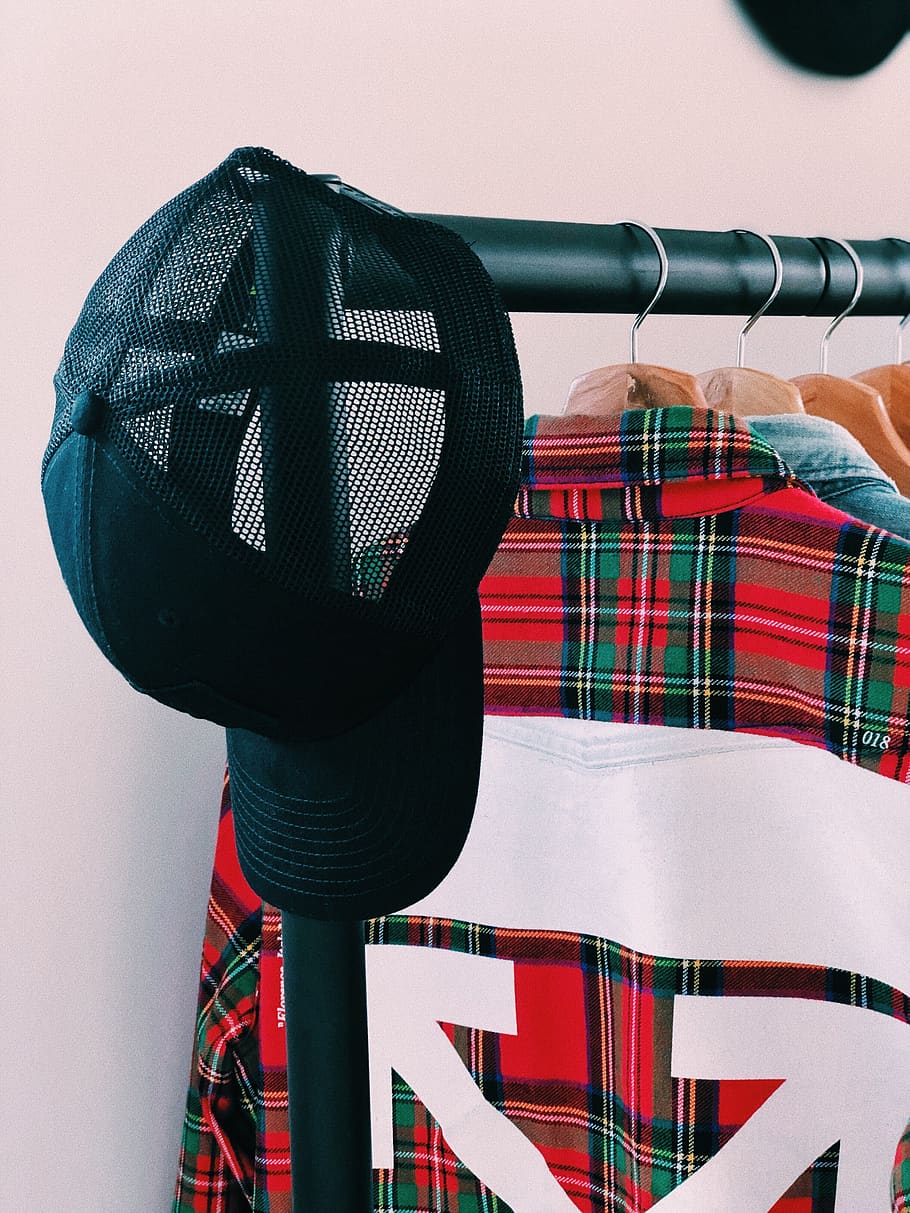tapa de malla negra, roba, tartan, plaid, negre, moda, barret, alta moda, nike, Cull and Nguyen, campana, mobles, faldilla, kilt, boutique, botiga, suèter, dessuadora, abric, vermell, cap gent, penjant, primer pla, dia, cel, a l'aire lliure, seguretat, esport, metall, absència, tèxtil, patró, vista d’angle baix, multicolor, cel clar, cultura i entreteniment artístic, en fila, 4K