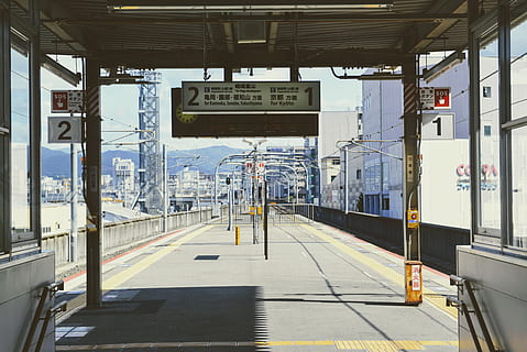 vuoto, strada, giorno, stazione ferroviaria, mezzi di trasporto, veicolo, terminale, Giappone, rotaia, ferrovia, rotaie, Kyoto, sentiero, metropolitana, treno, lol, giapponese, luce, semaforo, pedone, passerella, corrimano, architettura, struttura costruita, comunicazione, modo di trasporto, trasporto pubblico, cartello, trasporto ferroviario, piattaforma della stazione ferroviaria, esterno dell'edificio, all'aperto, nessuno, città, luce del sole, natura, traccia, funivia, 5K, CC0, dominio pubblico, privo di copyright