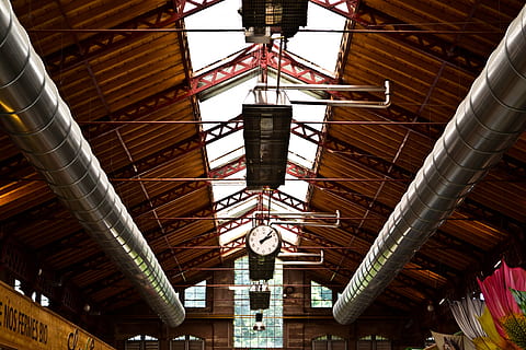 tavan, hol, ceas, arhitectură, clădire, interior, structura, metal, sticlă, vechi, acoperiş, oţel, coloane, istorie, proiecta, iluminat, cameră, vedere unghiulară joasă, construită, în interior, nici o persoana, model, zi, lemn - material, industrie, echipamente de iluminat, agăţat, arta culturii și divertismentului, plafonul de acoperiș, caracteristică arhitecturală, fabrică, lăcaș de cult, 4K, CC0, domeniu public, fără drepturi de autor