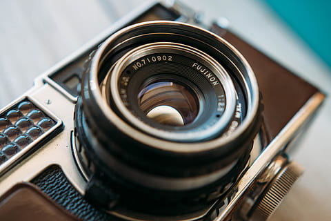 camera, capture, lens, focus, passion, photography, technology, camera - photographic equipment, close-up, photography themes, lens - optical instrument, indoors, no people, single object, still life, lens - eye, studio shot, photographic equipment, high angle view, focus on foreground, arts culture and entertainment, shape, optical instrument, communication, circle, equipment, digital camera, 4K, CC0, public domain, royalty free