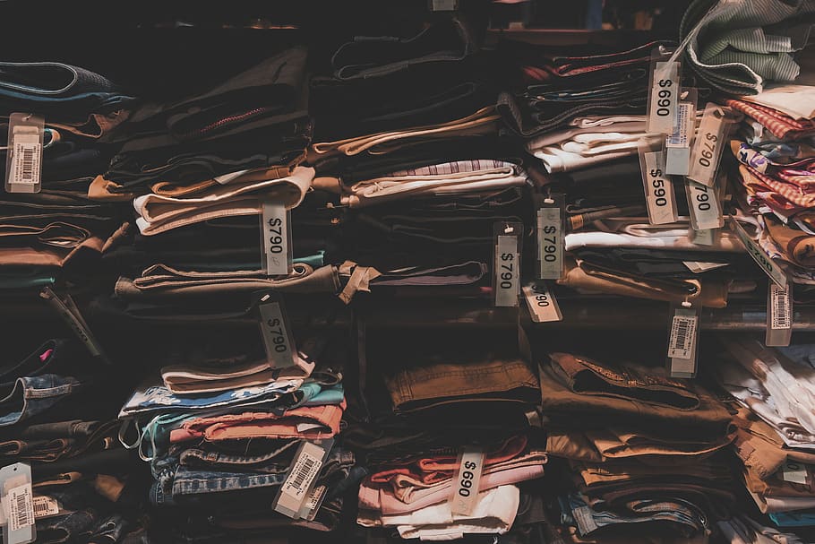 farblich sortierte Textilien, große gruppe von gegenständen, Fülle, Wahl, Variation, keine Leute, Verkauf, Hintergründe, Anordnung, Vollbild, zu verkaufen, Markt, Stillleben, Schuh, Stapel, drinnen, Geschäft, Sammlung, Marktstand, Einkaufen, Verkaufsdisplay, Herrenbekleidung, 4K
