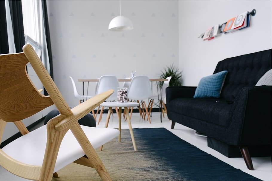 decoració, disseny d'interiors, sofà, taules, cadires, catifa, coixins, llums, respiració, cadira, seient, mobles, taula, absència, a l'interior, habitació domèstica, buit, interior de casa, casa, cap gent, interior de l'aparador, negocis, arranjament, material de fusta, restaurant, coixí, sala d'estar, relaxació, luxe, llum elèctrica, 1080P