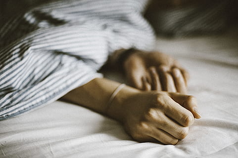 Ondiep, focus fotografie, handen, bed, slaapkamer, deken, vervagen, detailopname, comfort, comfortabel, scherptediepte, focus, binnenshuis, persoon, ontspanning, meubilair, huiskamer, een persoon, menselijk lichaamsdeel, hand-, liggen, slapen, emotie, menselijke hand, volwassen, droefheid, lichaamsdeel, vrouw, nakomelingen, depressie - verdriet, 4K, CC0, publiek domein, royaltyvrij