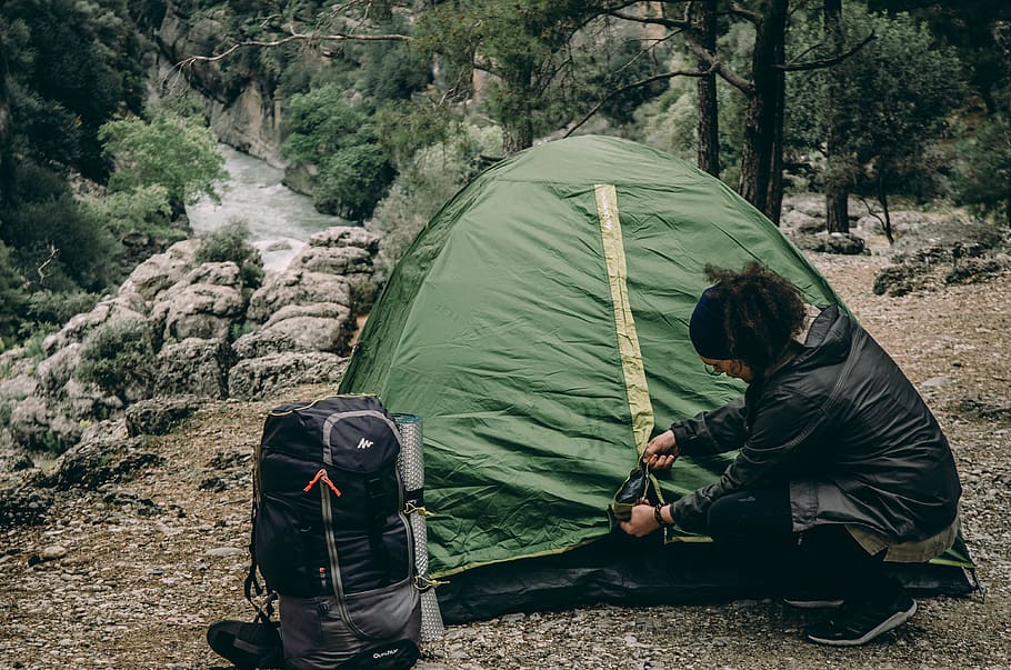 persona al costat de la tenda, aventura, motxilla, motxillers, campament, autocaravana, exploració, caminada, senderisme, home, persona, tenda, persones reals, estils de vida, homes, activitat d'oci, arbre, una persona, planta, naturalesa, activitat, terra, dia, bosc, escenics - natura, bellesa a la natura, escena no urbana, roba, adult, a l'aire lliure, 4K