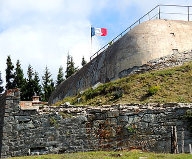 Flagge, Bäume, Wald, Himmel, Wolke, Frankreich, Französisch, wild, verlassen, die Architektur, Patriotismus, gebaute Struktur, Gebäudehülle, Geschichte, Natur, die Vergangenheit, Wand, Tag, Steinwand, wolke - himmel, keine Leute, draußen, Flachwinkelansicht, Baum, Stolz, Pflanze, Unabhängigkeit, 4K, CC0, gemeinfrei, lizenzfrei