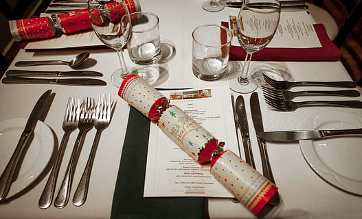 coberts de taula, coberts, forquilla, vidre, copa, beure, alcohol, begudes, vi, estacions de salutació, Nadal, Copa de vi, mobles, taula, taula de sopar, festa de sopar, configuració de la taula, gris, yuletide, tovalló, a l'interior, equipament per a la llar, vista d’angle alt, natura morta, cap gent, salut i medicina, primer pla, ganivet, agut, estri de cuina, vidre - material, utensili per menjar, contenidor, temes socials, ganivet de taula, 4K, CC0, domini públic, lliure de regalies