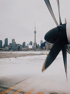 sort propeller, maskine, toronto, Canada, propel, Billy Bishop lufthavn, grå, transportmidler, køretøj, fly, is, cn tårn, Billy biskop, by lufthavn, landingsbane, gul, sne, arkitektur, bygning udvendig, bygget struktur, himmel, by, natur, bygning, tårn, ingen mennesker, høj - høj, dag, rejse, skyfri himmel, rejsemål, udendørs, teknologi, bybilledet, Spir, kontorbygning udvendig, skyskraber, 4K, CC0, offentligt domæne, royaltyfrie