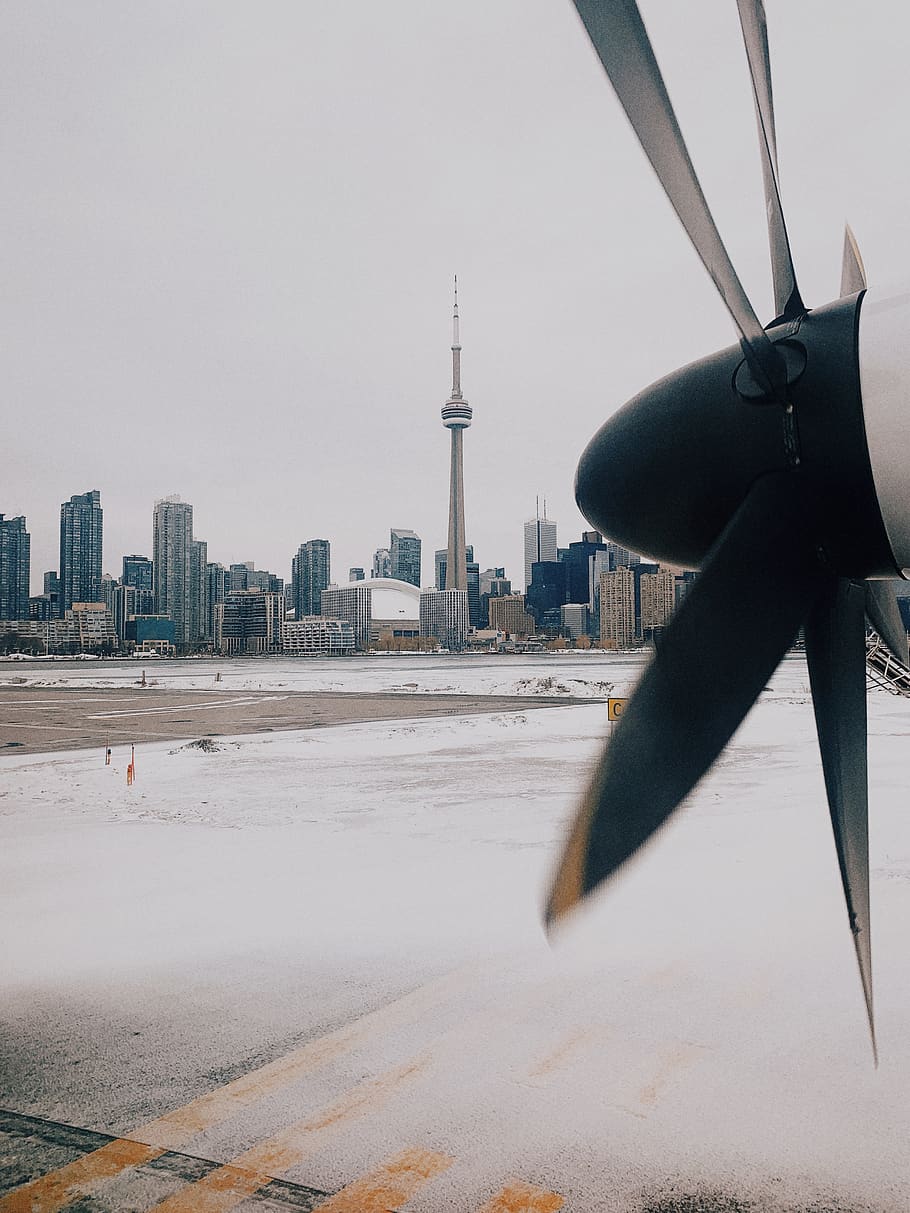 sort propeller, maskine, toronto, Canada, propel, Billy Bishop lufthavn, grå, transportmidler, køretøj, fly, is, cn tårn, Billy biskop, by lufthavn, landingsbane, gul, sne, arkitektur, bygning udvendig, bygget struktur, himmel, by, natur, bygning, tårn, ingen mennesker, høj - høj, dag, rejse, skyfri himmel, rejsemål, udendørs, teknologi, bybilledet, Spir, kontorbygning udvendig, skyskraber, 4K