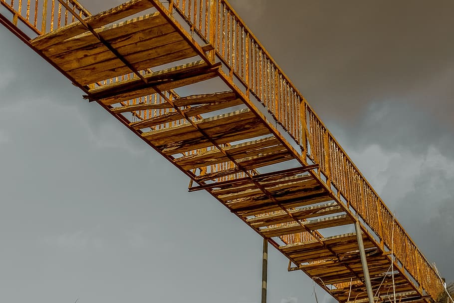 pont, rovellat, destruït, desconnexió, decaïment, abandonament, vista d’angle baix, arquitectura, cel, estructura construïda, núvol - cel, cap gent, indústria, naturalesa, dia, metall, transport, a l'aire lliure, pont - estructura feta per l'home, connexió, industria de la construcció, alta - alta, exterior de l'edifici, lloc de construcció, 4K