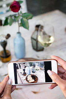 Person, nehmen, Foto, Lebensmittel, Tablett, Hintergrund, unscharfer Hintergrund, Kamera, Handy, Küche, köstlich, Gerät, Essen, Abendessen, weiblich, Blume, Hände, gesund, drinnen, Mittagessen, Mahlzeit, Handy, Mobiltelefon, Telefon, fotografieren, Fotografie, Bild, Teller, Restaurant, Rose, Bildschirm, Schuss, Smartphone, Foto machen, lecker, Technologie, Wein, Frau, menschliche Hand, Hand, kabellose Technologie, menschliches Körperteil, Tabelle, halten, Kommunikation, Mobiltelefon, Essen und Trinken, echte Menschen, Getränk, Verbindung, tragbares Informationsgerät, Erfrischung, eine Person, Lebensstile, Frische, Fotografie-Themen, Glas, 5K, CC0, gemeinfrei, lizenzfrei