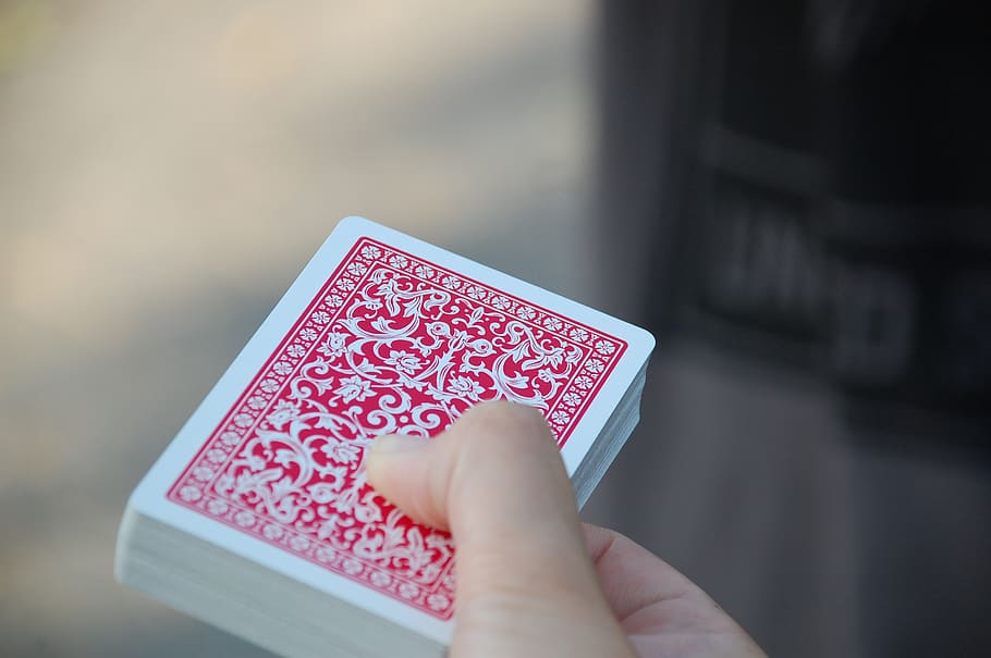 persona, detenzione, rosso e bianco, floreale, giocando, carte, sfocatura, avvicinamento, ponte, design, dita, giocando a carte, mano umana, mano, parte del corpo umano, comunicazione, una persona, singolo oggetto, tecnologia, messa a fuoco selettiva, rosso, parte del corpo, cultura artistica e intrattenimento, concentrarsi sulle conoscenze acquisite, all'aperto, testo, adulto, giorno, dito, 2K