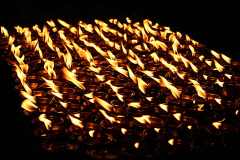 Kerzen, Flamme, Licht, Feuer, Butterlampe, Religion, Glauben, Kerzenlicht, Kerze, Verbrennung, Hitze - Temperatur, beleuchtet, Feuer - natürliches Phänomen, Nahansicht, schwarzer Hintergrund, drinnen, keine Leute, glühend, Lichtanlage, große gruppe von gegenständen, Fülle, orange Farbe, Studioaufnahme, Nacht-, Natur, Metall, Gruppe, dunkel, 5K, CC0, gemeinfrei, lizenzfrei